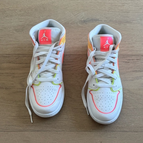 Nike Air Jordan 1 Mid Edge Glow 7.5 - Picture 4 of 5